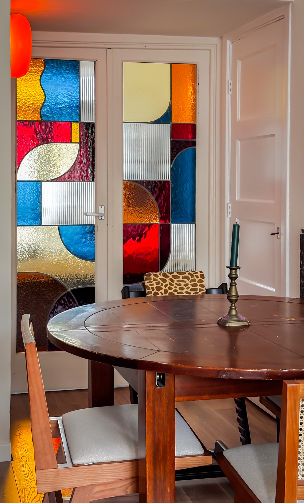 Kleurrijke glas-in-lood deuren in eetkamer