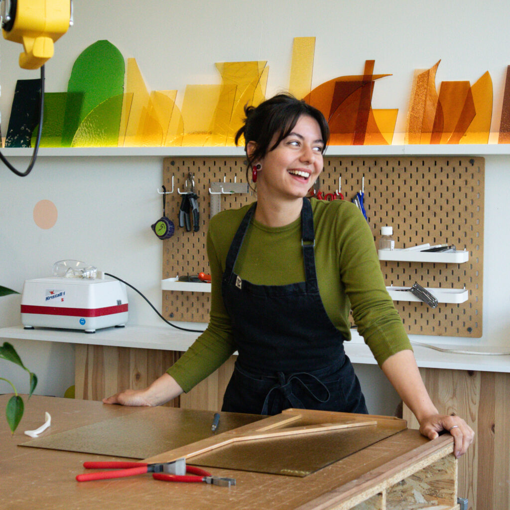 Lou aan het werk in haar atelier in Tilburg