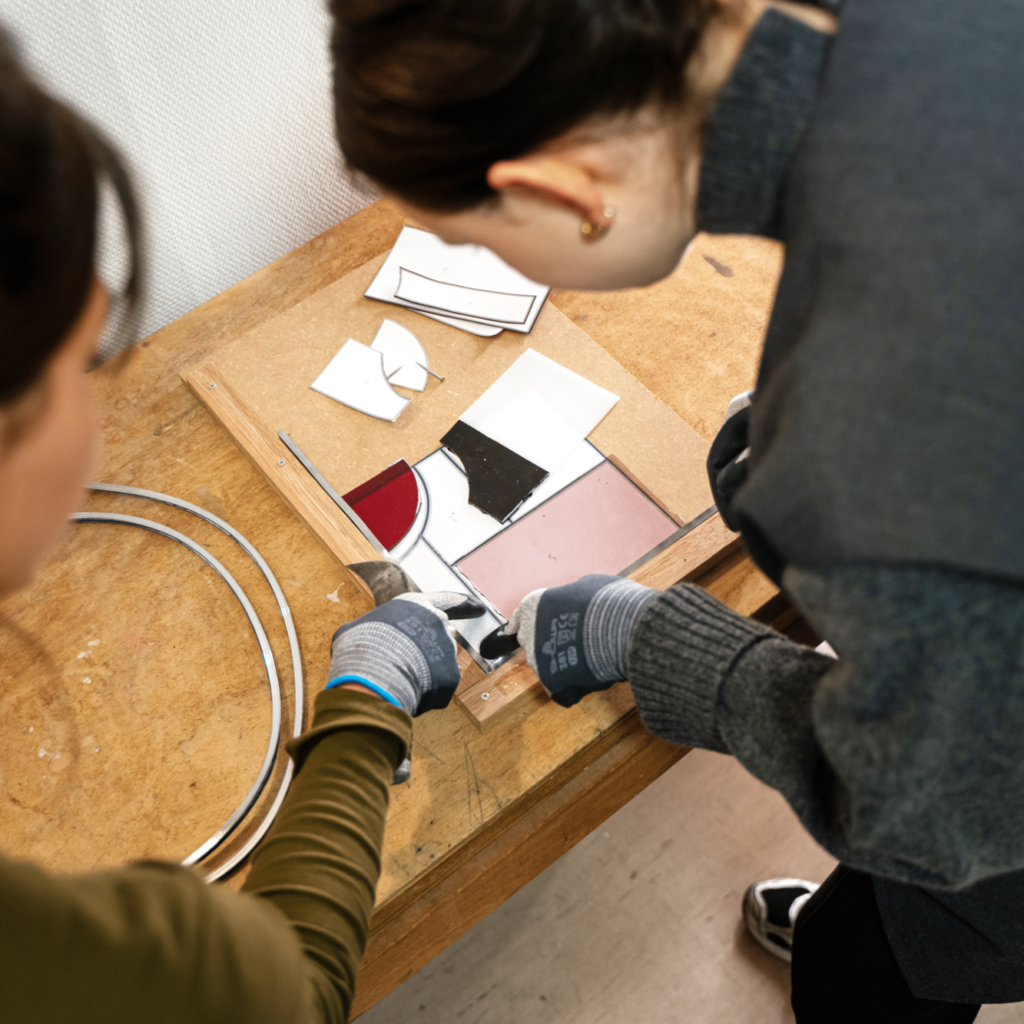 Workshop deelnemer met glas in lood werk